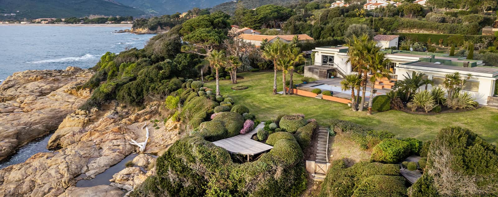 Vue aérienne d'une propriété entretenue par Parcs & Jardins sur le littoral corse