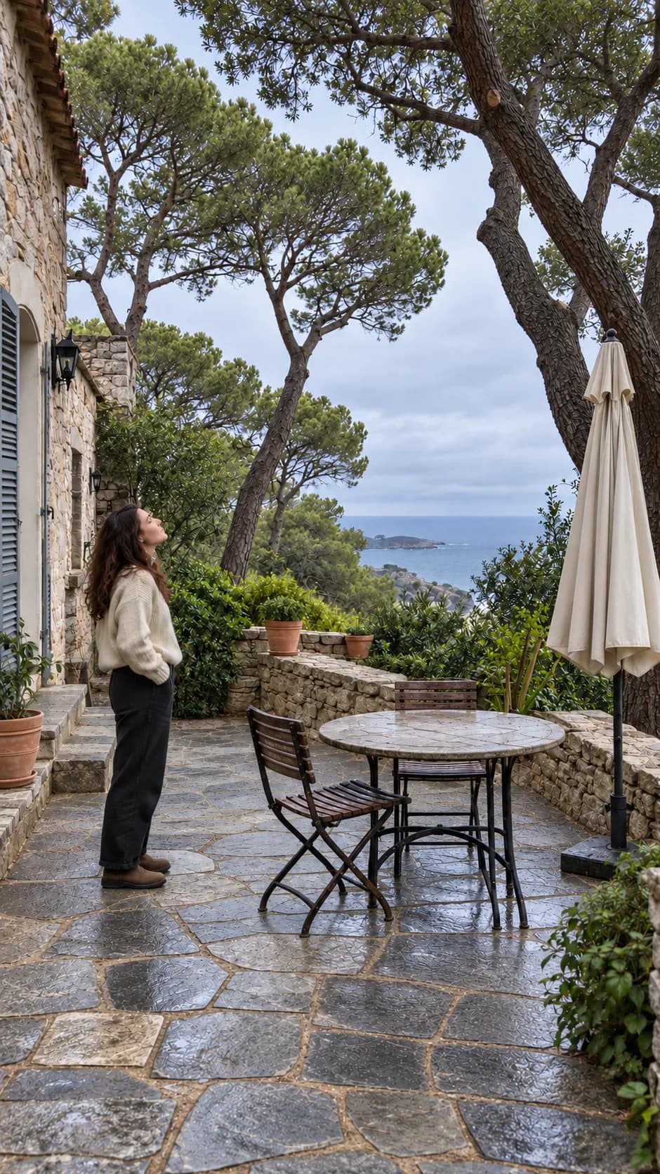 Illustration : la même terrasse après élagage, la lumière revient et la vue sur la mer est dégagée